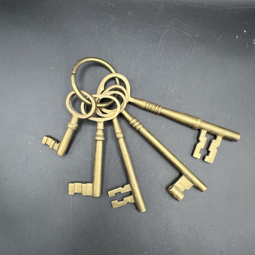 Vintage Solid Brass Skeleton Key Ring Decor Large Thick Heavy Set Of 5 - Picture 2 of 6